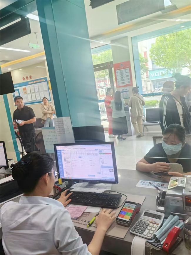 城區(qū)公司營業(yè)廳靠前服務踐行“用戶為中心”服務理念 (1).jpg