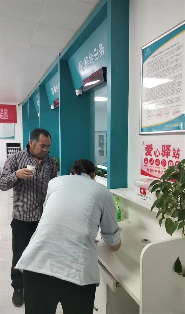 城區(qū)公司營業(yè)廳靠前服務踐行“用戶為中心”服務理念 (2).jpg