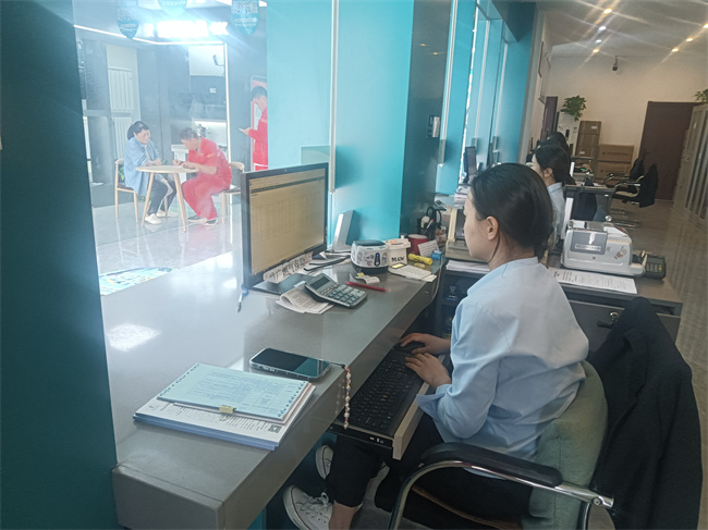 鄲城公司營業(yè)廳節(jié)日期間服務“不打烊” (1).jpg