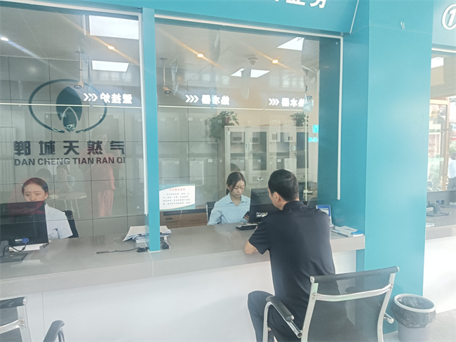 鄲城公司營業(yè)廳節(jié)日期間服務“不打烊” (2).jpg