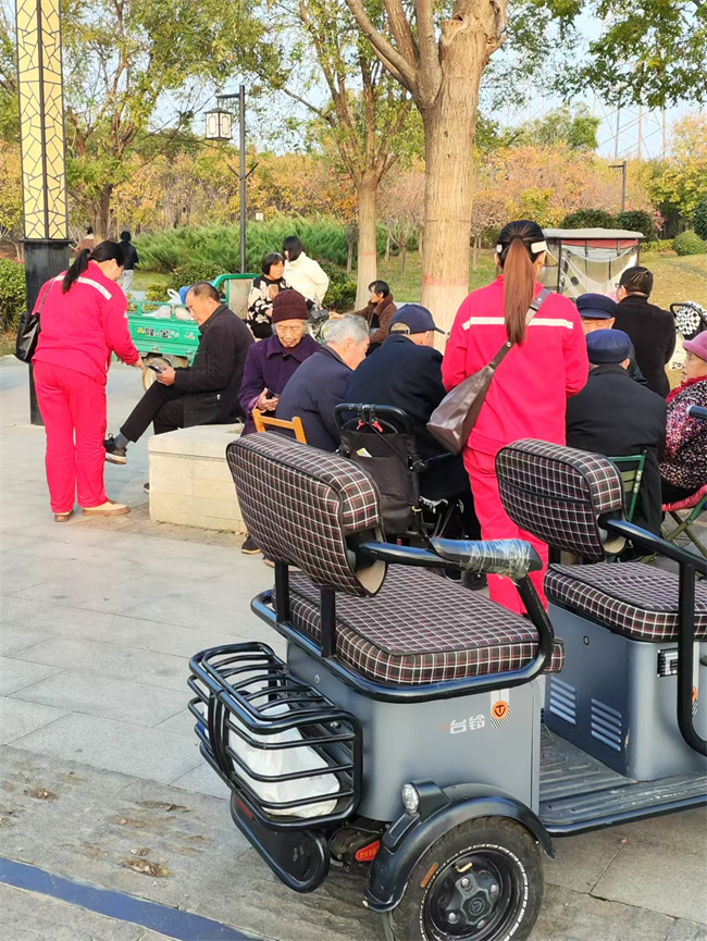 綠源小區(qū)，公園里以舊換新宣傳 (2).jpg