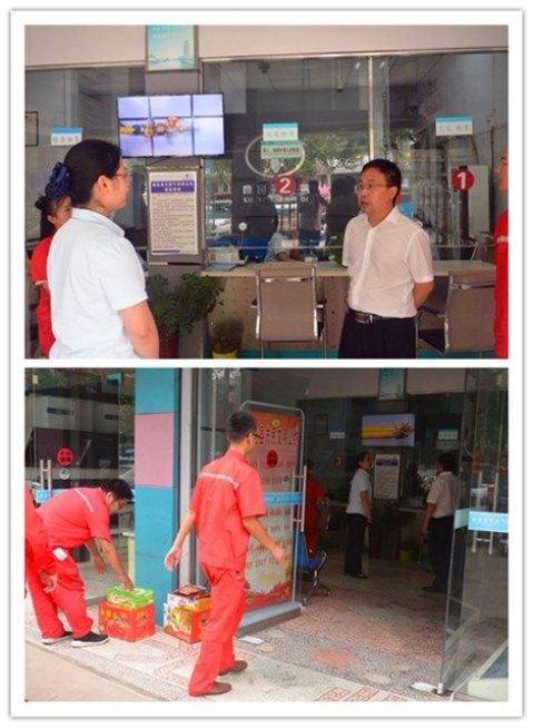 在鹿邑縣天然氣營業(yè)廳，總裁詢問工作人員營業(yè)廳服務(wù)運營情況