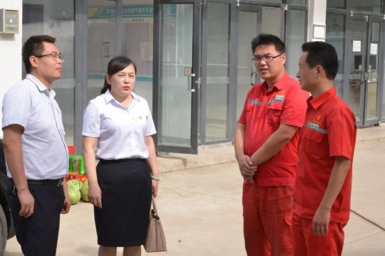 集團(tuán)工會(huì)主席李艷勤帶隊(duì)慰問商平路加氣站員工
