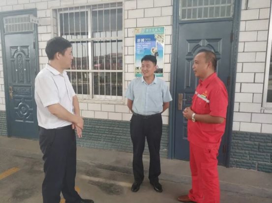 集團(tuán)總裁助理余強(qiáng)帶隊(duì)慰問扶溝加氣站員工