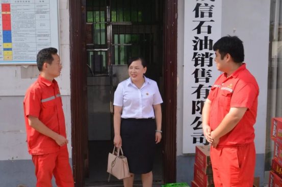 集團(tuán)工會(huì)主席李艷勤帶隊(duì)慰問周商路加氣站員工