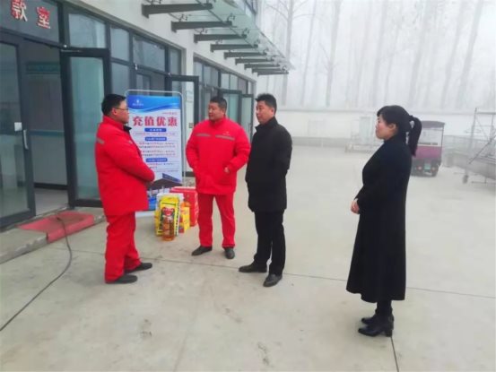 集團(tuán)副總裁彭俊林一行慰問(wèn)商平路加氣站員工