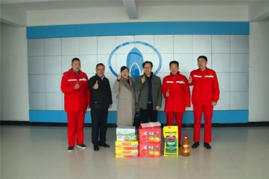 集團(tuán)審計(jì)監(jiān)察委員會(huì)主任韓瑞昆、集團(tuán)工會(huì)副主席李艷勤一行慰問(wèn)西華加氣2站員工