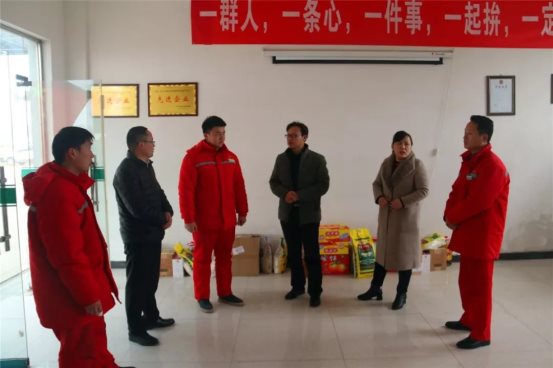 集團(tuán)審計(jì)監(jiān)察委員會(huì)主任韓瑞昆、集團(tuán)工會(huì)副主席李艷勤一行慰問(wèn)太康加氣站員工