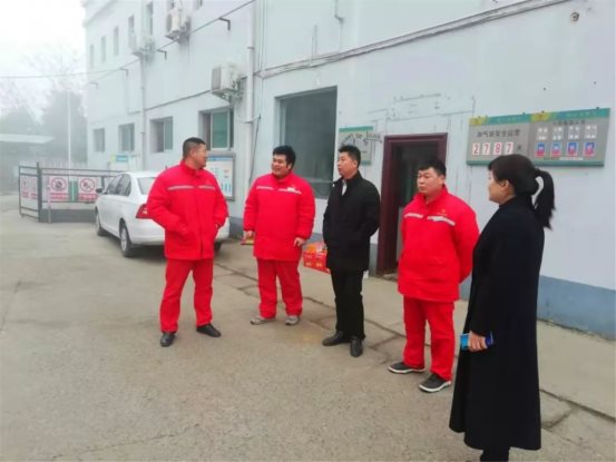 彭總一行慰問(wèn)周商大道加氣站員工