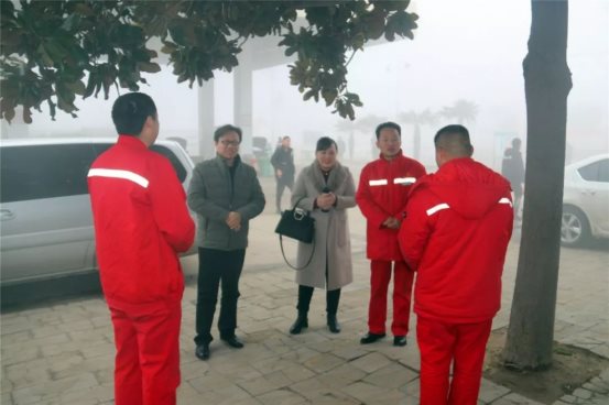 集團(tuán)審計(jì)監(jiān)察委員會(huì)主任韓瑞昆、集團(tuán)工會(huì)副主席李艷勤一行慰問(wèn)西華加氣1站員工