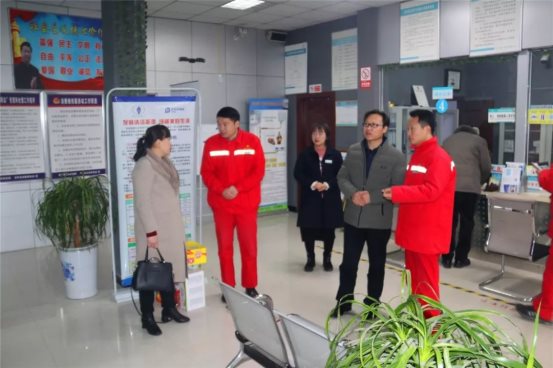 集團(tuán)審計(jì)監(jiān)察委員會(huì)主任韓瑞昆、集團(tuán)工會(huì)副主席李艷勤一行慰問(wèn)西華天然氣服務(wù)收費(fèi)大廳員工