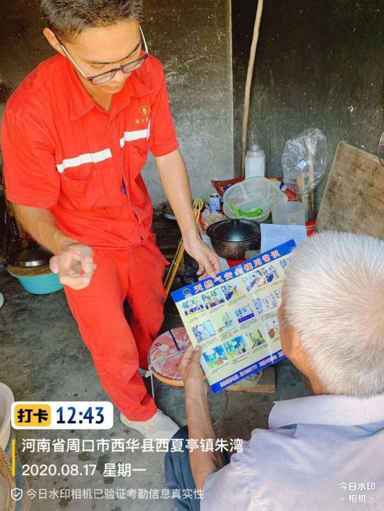 西華天然氣公司鄉(xiāng)鎮(zhèn)運(yùn)營部點(diǎn)火人員張?chǎng)沃形绯眉依镉腥思影帱c(diǎn)火并宣傳天然氣安全使用常識(shí)