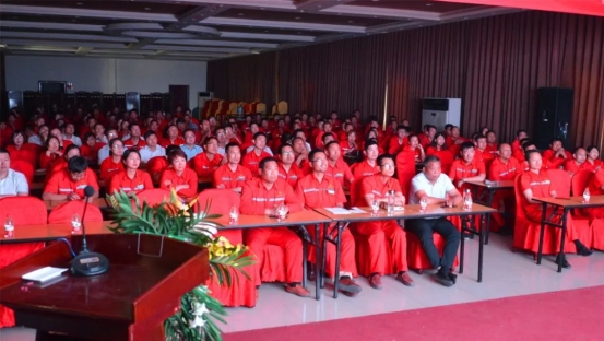 錦繡花園酒店后三樓會議室組織總公司各級管理者及全體員工觀看故事片《首席執(zhí)行官》1